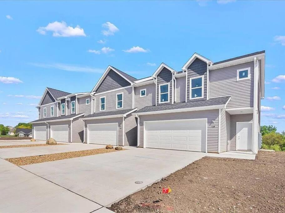 Central Cedar Falls New Construction Townhome! Exterior foto