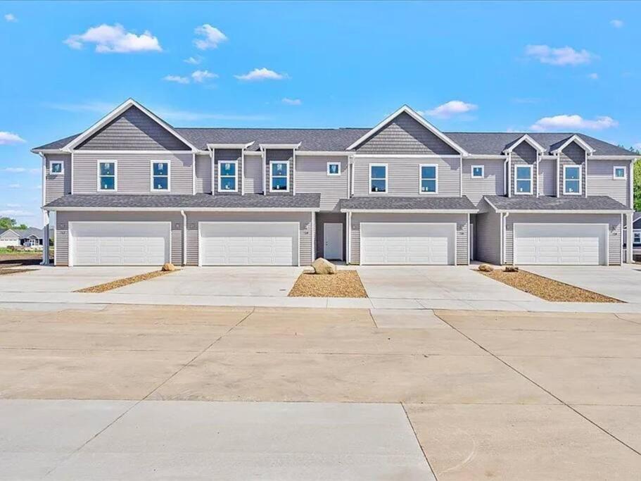 Central Cedar Falls New Construction Townhome! Exterior foto